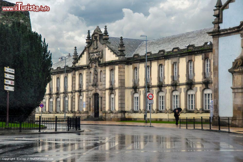 Immagine La Casa di Santa Maria nell'area del Carmen, di fronte alle mura di Lugo, Galizia - © Elzloy / Shutterstock.com