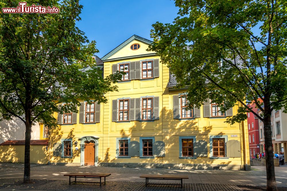Immagine La Casa di Schiller a Weimar, Germania. In questo edificio, oggi in parte adibito a museo, il poeta tedesco si trasferì nell'aprile 1802 e vi scrisse La Sposa di Messina e il Guglielmo Tell.