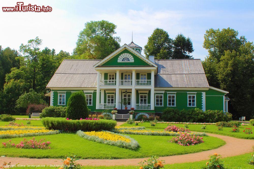 Immagine La casa museo di Pyotr e Veniamin Gannibal nella tenuta di Petrovskoye, nei pressi di Pskov, Russia - © Elena Serebryakova / Shutterstock.com