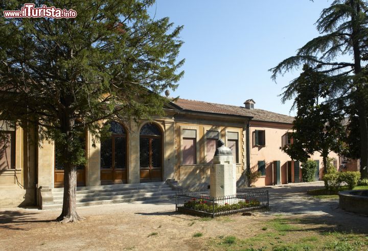 Immagine La casa natale di GIovanni Pascoli il poeta di San Mauro Romagna: qui trovate il museo di Casa Pascoli dove sono mantenuti gli arredi rustici e lo studio con le edizioni originali del poeta. - © m.bonotto / Shutterstock.com