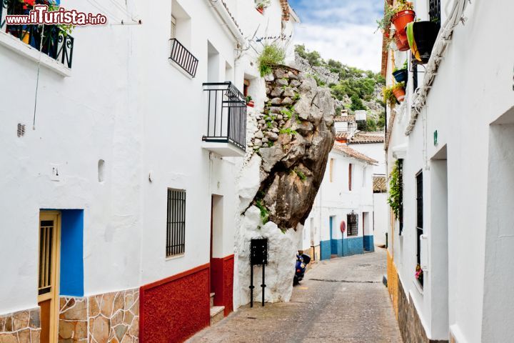 Immagine El Peñón de la Becerra uno degli angoli più caratteristici di Ubrique, una casa costruita attorno ad una roccia. - © Migel / Shutterstock.com