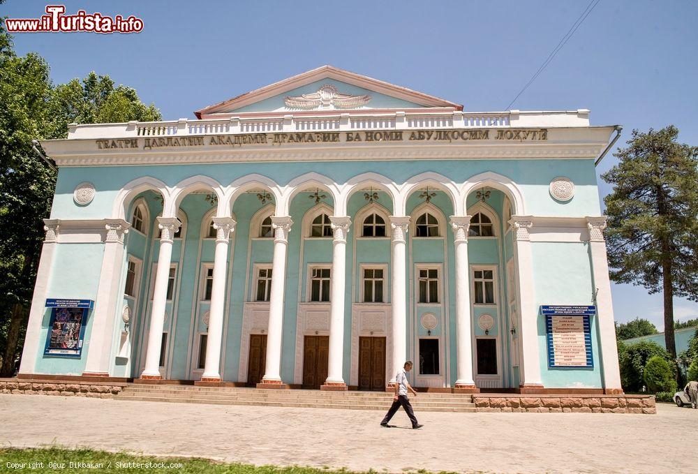 Immagine La Casa Presidenziale di Dushanbe, capitale del Tagikistan. In città vi sono molti vecchi edifici di epoca sovietica - © Oguz Dikbakan / Shutterstock.com