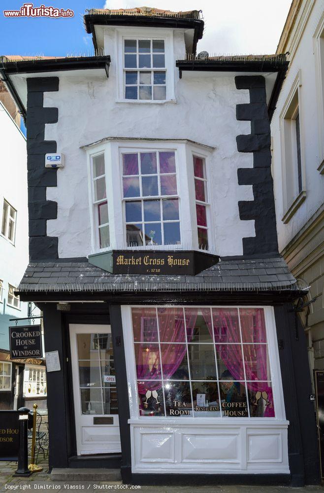 Immagine La casa tortuosa di Windsor, Regno Unito. Questo edificio dalla forma singolare ospita un ristorante: Crooked House, nota anche come Market Cross House, risale al 1687. Ha tre piani con finestre a bovindo nella parte anteriore e posteriore - © Dimitrios Vlassis / Shutterstock.com