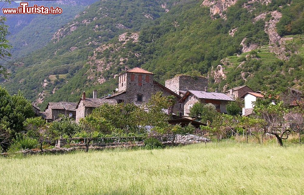 Immagine La Casaforte e torre di Ville ad Arnaud in provincia di Aosta - © Patafisik - CC BY-SA 3.0, Wikipedia