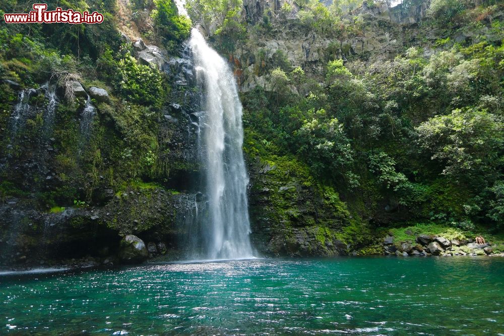 Immagine La cascata della Voile de la Mariée a La Réunion, Isole Mascarene. Situata a 500 metri di altezza, scorre nel territorio del comune di Salazie sull'isola de La Réunion.