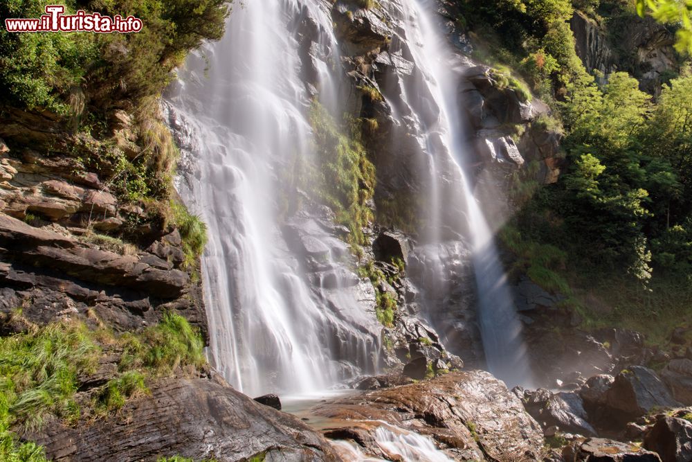 Immagine La cascata di Acquafraggia a Piuro, Valchiavenna, provincia di Sondrio (Lombardia). Il torrente di Acqua Fraggia forma una serie di cascate di cui, quelle più in basso, con il doppio salto sono anche le più suggestive.