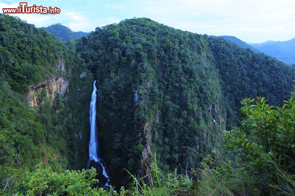 Immagine La cascata di Mae Surin nel distretto di Khun Yuam a Mae Hong Son, Thailandia. Con i suoi 8 metri di altezza è considerata la cascata più alta del paese: si trova nel parco nazionale Namtok Mae Surin.