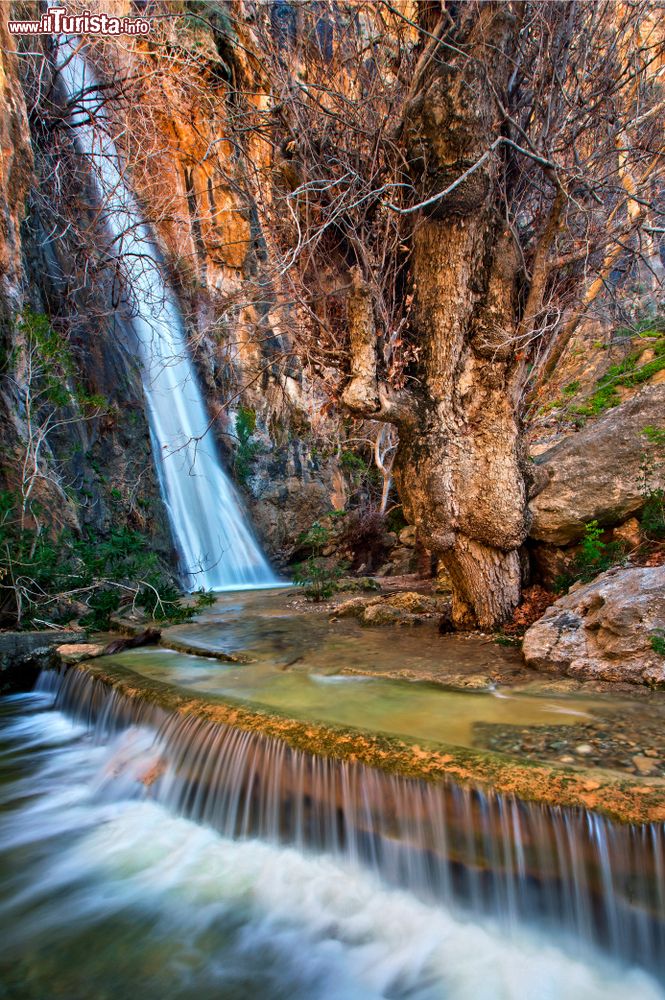 Immagine La cascata di Mylonas nelle omonime grotte, prefettura di Lasithi, Creta (Grecia). Si trova a circa 7-8 chilometri dalla città di Ierapetra.