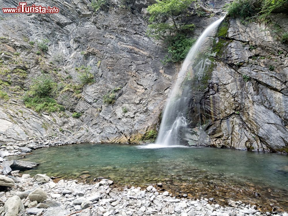 Immagine La cascata di Pracchiola nei pressi di Pontremoli, Lunigiana, nord della Toscana. Alta una trentina di metri, questa cascata si raggiunge attraverso un sentiero in circa 40 minuti di cammino.
 