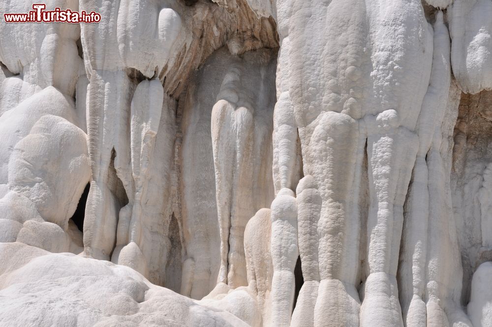 Immagine La cascata di rocce bianche a Bagni San Filippo, le terme della Toscana