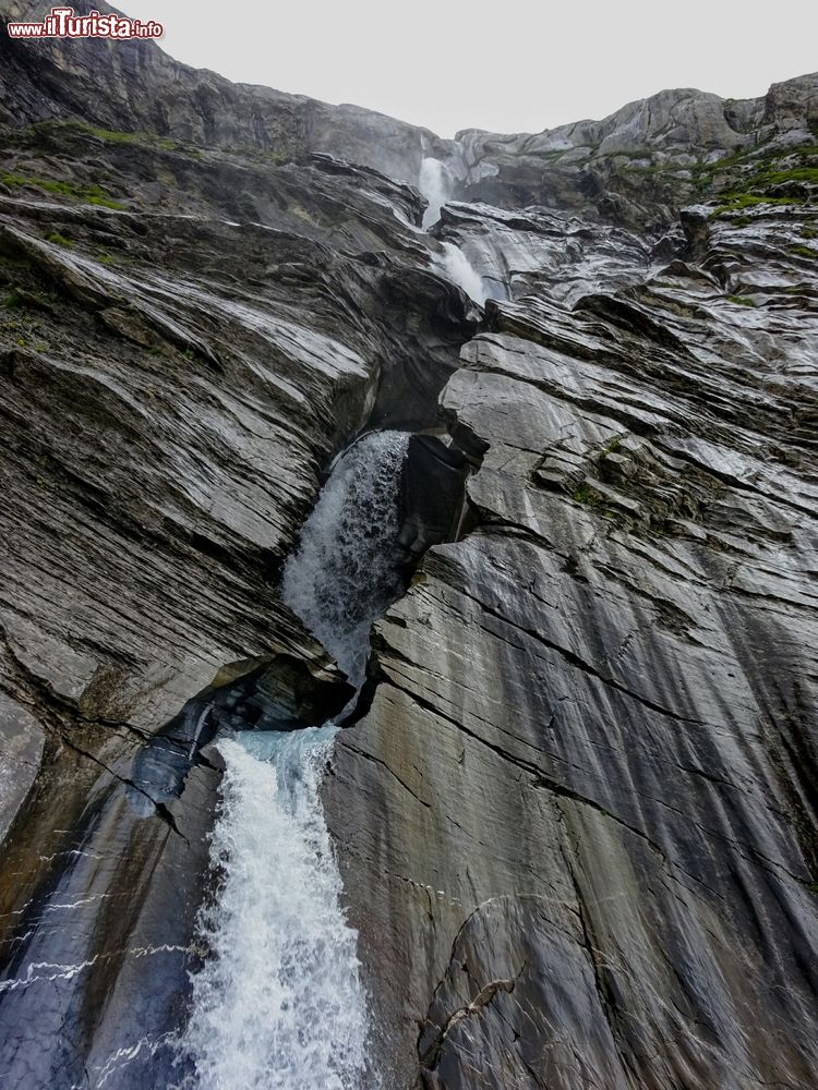 Immagine La cascata di Segnesboden nei pressi di Flims, Svizzera. Dal villaggio un sentiero conduce alla grande cascata di Unterer Segnesboden a 2100 metri di altitudine, nel mezzo dell'area tettonica di Sardona, da anni patrimonio mondiale Unesco.