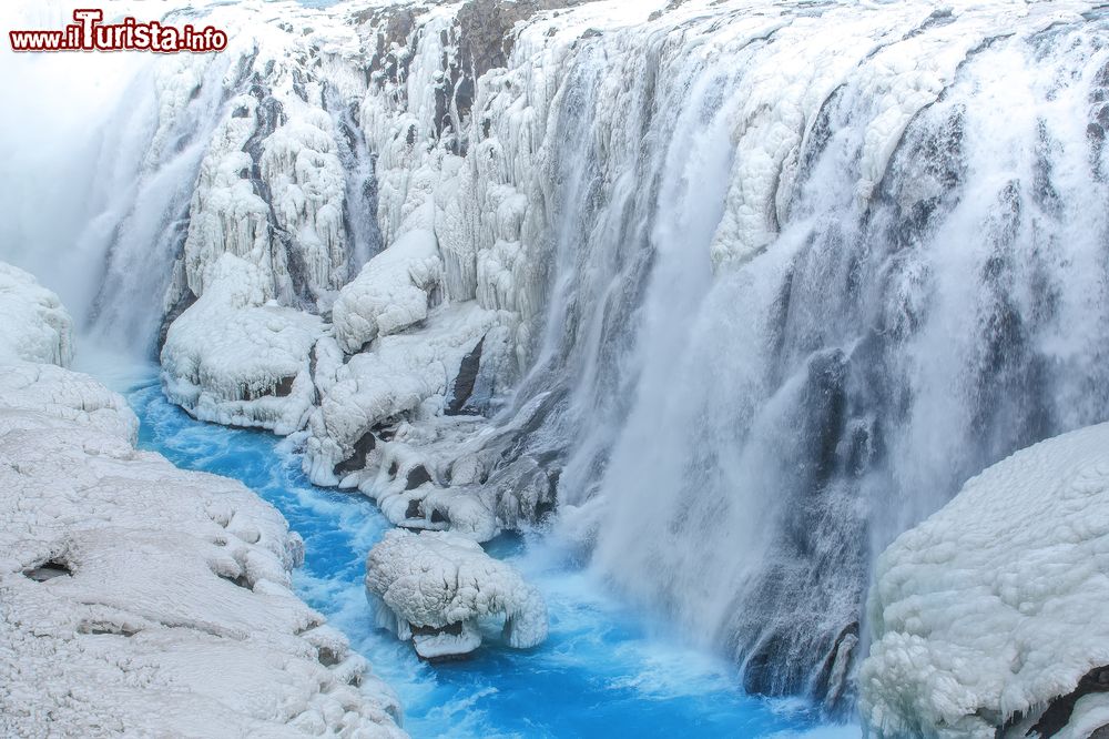Immagine La cascata Gulfoss semi congelata in inverno, Islanda