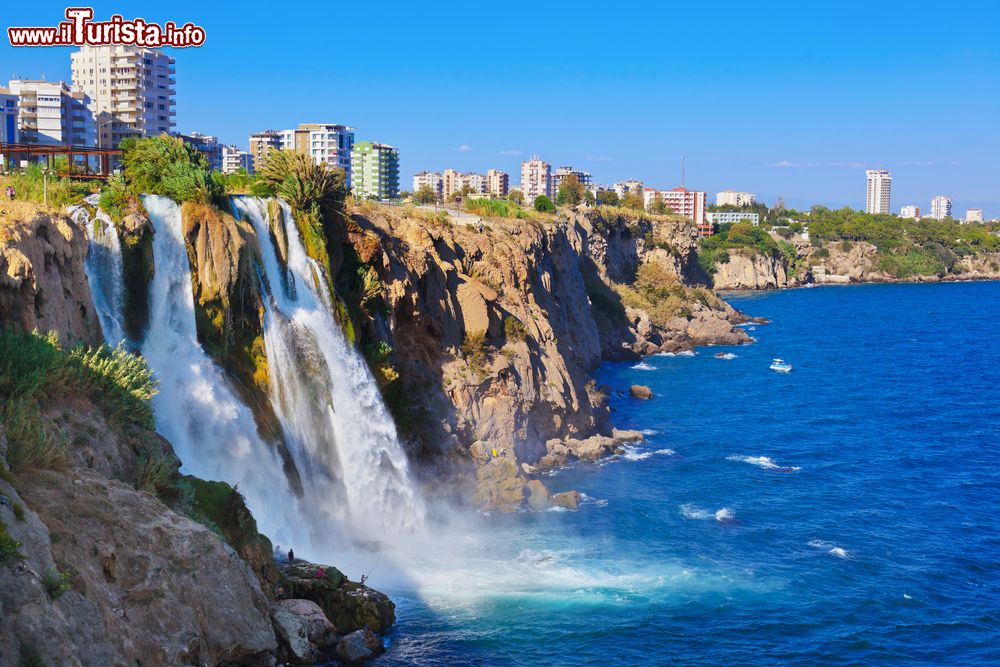 Immagine La Cascata Inferiore del Duden nei pressi di Antalya, Turchia. Un salto di 40 metri nelle acque del Mediterraneo.