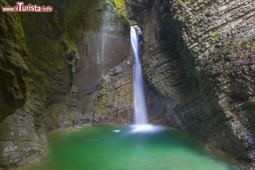 Immagine La cascata Kozjak si trova vicino a Caporetto sulle Alpi Giulie della Slovenia.