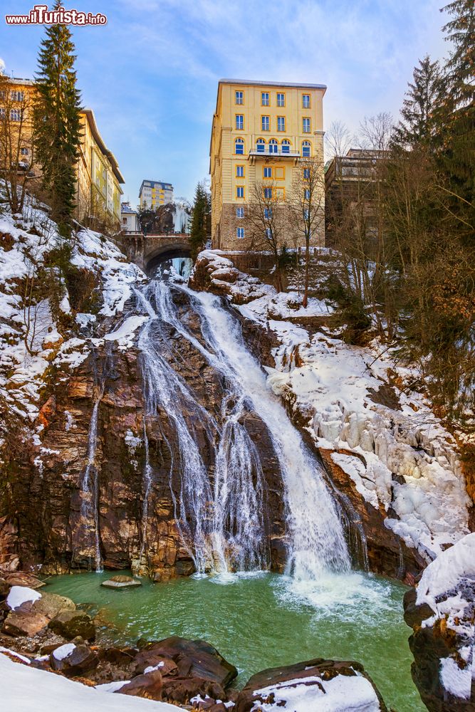 Immagine La cascata nel centro di Bad Gastein, Austria, in inverno con la neve.