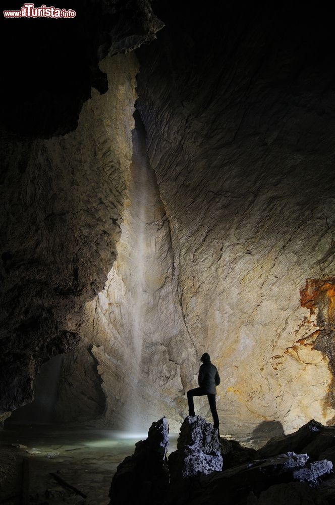 Immagine La cascata Pissai all'interno della grotta Rio Martino vicino a Crissolo in Piemonte