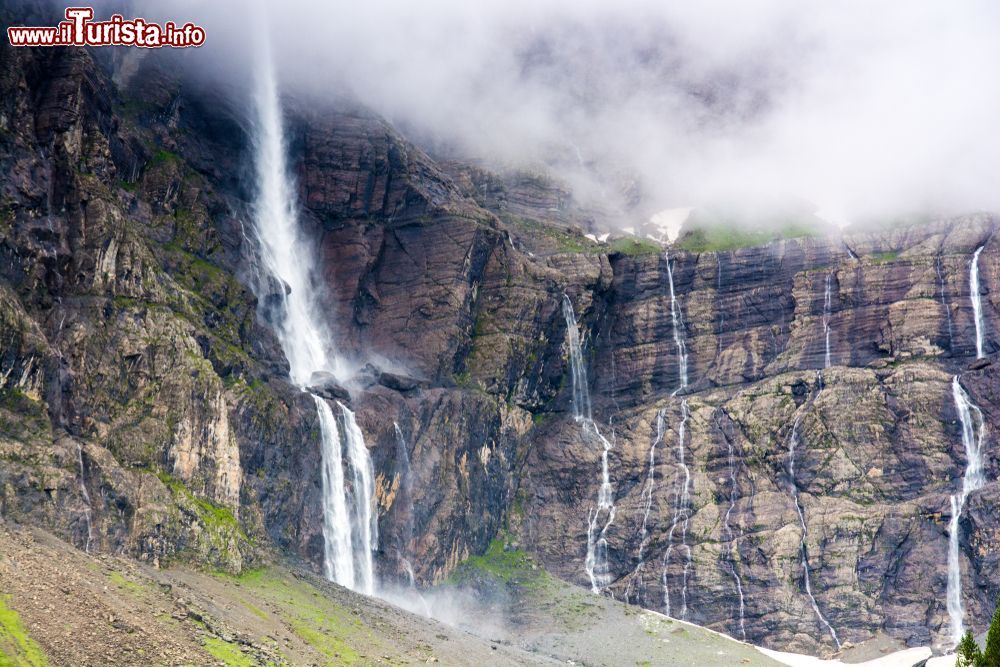 Immagine La cascata principale del Circo di Gavarnie, Pirenei francesi: si tratta di un'immensa parete verticale di forma ellittica formata dalle pendici a picco delle montagne.