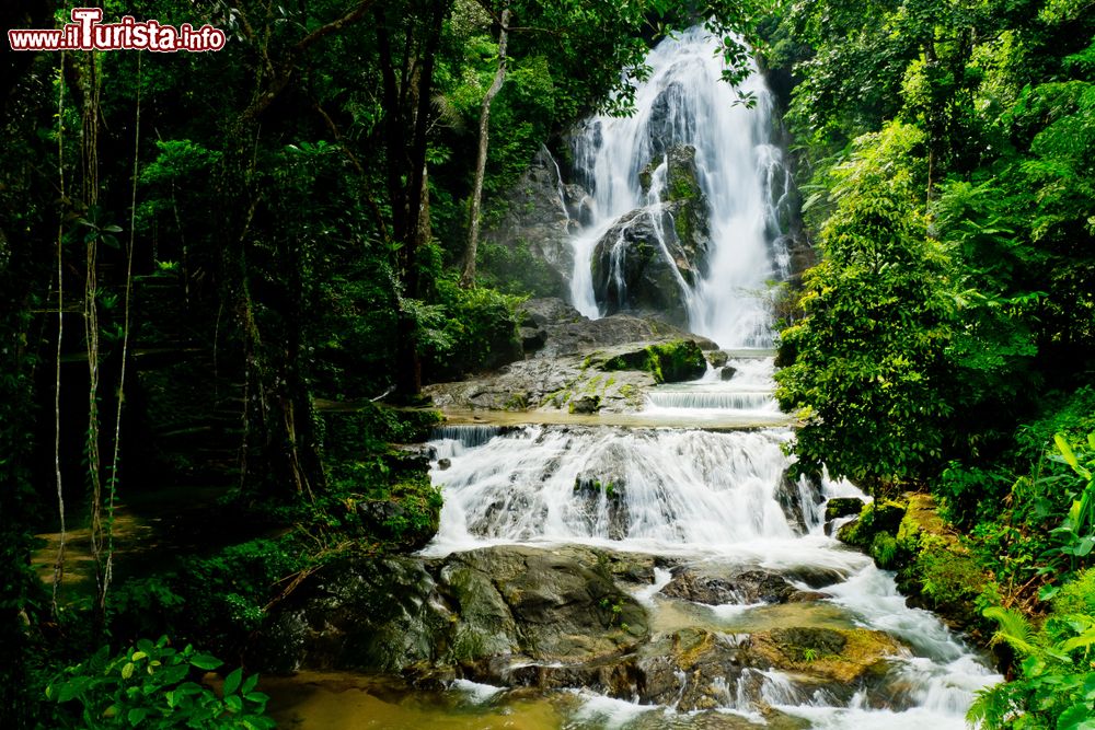 Immagine La cascata Punyaban a Mueang, provincia di Ranong, Thailandia.