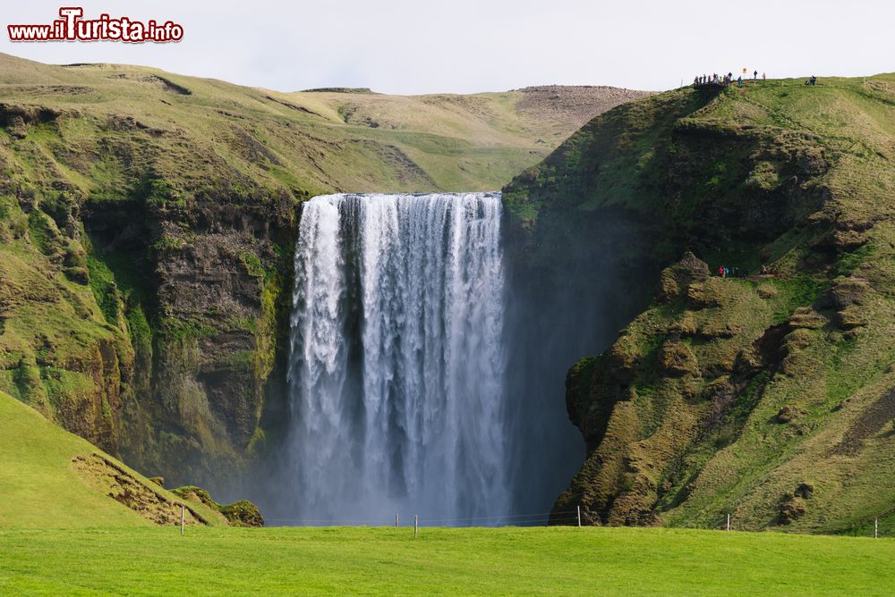 Immagine La cascata Skogafoss nei pressi di Vik i Myrdal, Islanda. E' una delle principali attrazioni turistiche del paese: ha un ampio salto di 60 metri e nelle belle giornate il sole la colpisce creando degli arcobaleni.