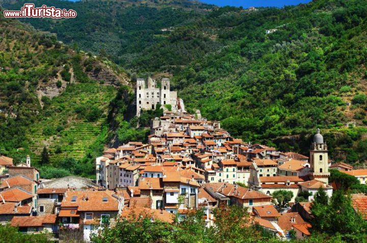 Immagine Il borgo medievale di Dolceacqua in Liguria, Italia - Situato sulla strada principale della Val Nervia a 7 chilometri da Ventimiglia, il comune di Dolceacqua deriva il suo nome da un borgo di epoca romana chiamato Dulcius poi divenuto Dulcisacqua © leoks / Shutterstock.com