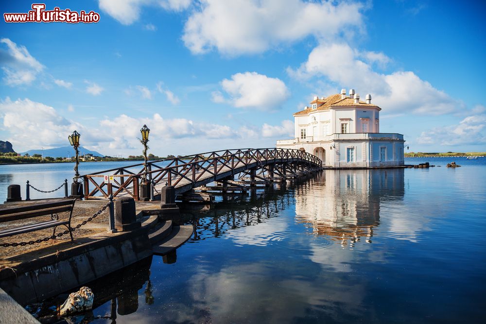 Immagine La "Casina Vanvitelliana" di Bacoli, lago di Fusaro in Campania. Era la casa di caccia e pesca di Ferdinando IV di Borbone, costruita nel 1764 dal Vanvitelli