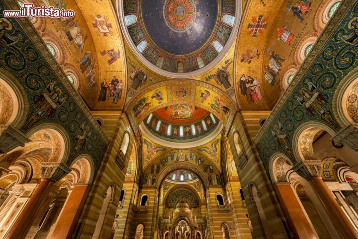Immagine La Cattedrale Basilica di Saint Louis si trova sul Lindell Boulevard nell'omonica città dello stato del Missouri  - © Nagel Photography / Shutterstock.com