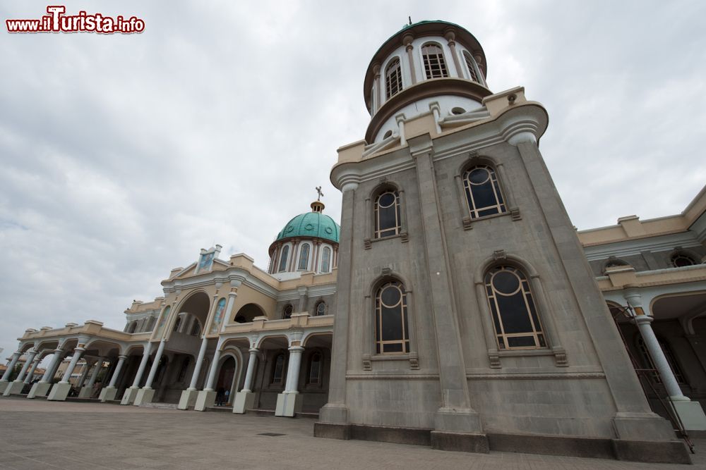 Immagine La cattedrale cattolica di Addis Abeba, Etiopia, con le cupole verdi e le colonne sulla facciata.