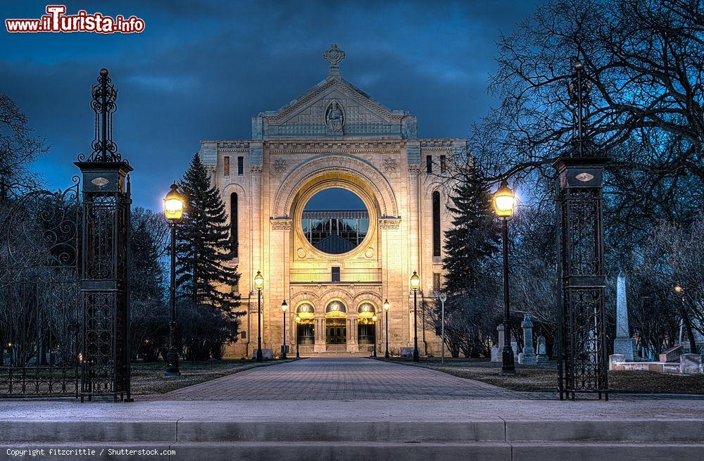 Immagine La cattedrale cattolica di San Bonifacio a Winnipeg, Manitoba, Canada, fotografata di sera - © fitzcrittle / Shutterstock.com