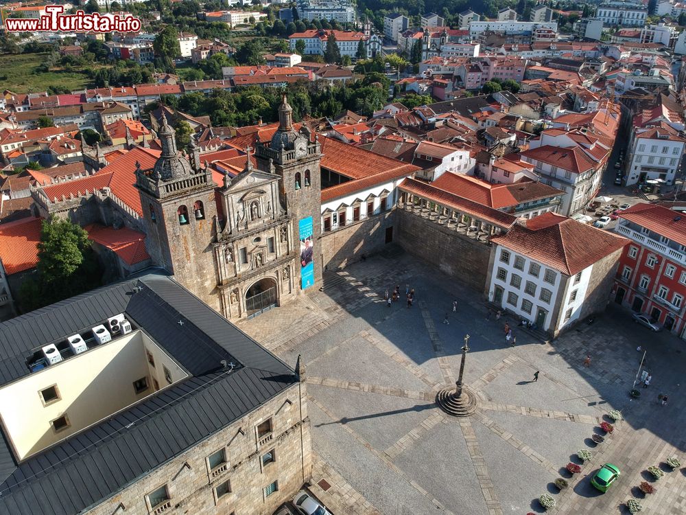 Immagine La Cattedrale del Sé a Viseu, Portogallo, vista dall'alto. Sorge nella parte alta della città; al suo interno ospita un vero e proprio tesoro con smalti di Limoges, paramenti sacri, oggetti di culto e sculture.