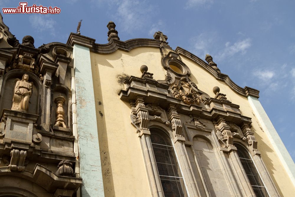 Immagine La cattedrale della Santissima Trinità a Addis Abeba, Etiopia. Conosciuta in amarico come Kidist Selassie, questa chiesa ortodossa si sviluppa su una pianta centrale ottagonale.