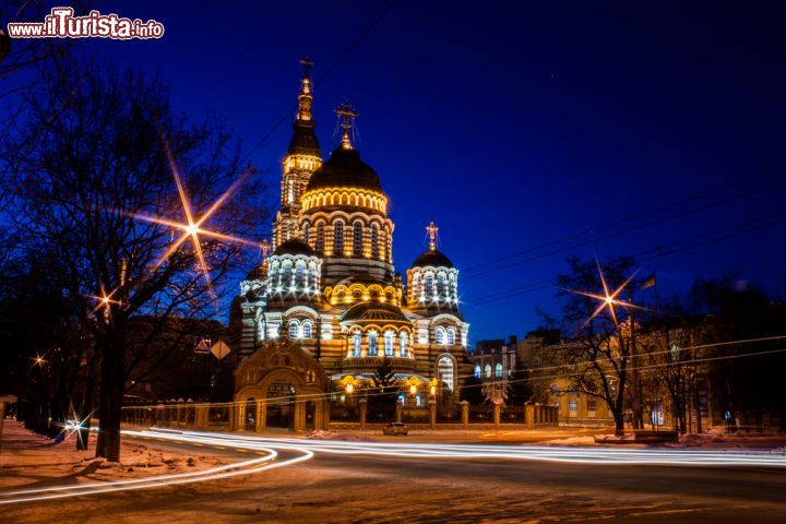 Immagine La Cattedrale dell'Annunciazione della Madre di Dio fotografata di notte a Kharkiv, Ucraina. Fondata attorno al 1655 questo imponente edificio religioso venne costruito nella tradizionale forma ucraina con il campanile separato e circondato da un recinto. Distrutto da un incendio nel 1738, cinquant'anni più tardi venne ricostruito in pietra: per completare la nuova cattedrale ci vollero circa 5 anni di lavori. Nel corso del XIX° secolo la chiesa è stata ampliata con l'aggiunta di una cappella dedicata al santo martire Giovanni Guerriero e a Santa Barbara
