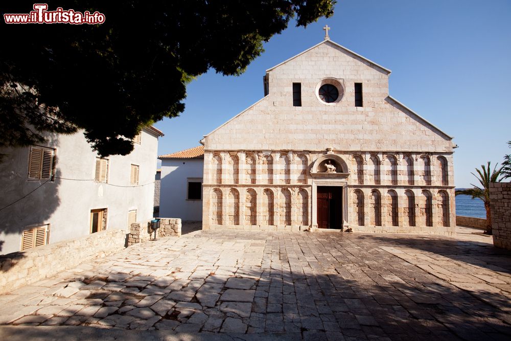 Immagine La cattedrale dell'Assunzione della Vergine Maria, isola di Rab, Croazia. Costruita probabilmente nel IV° secolo come chiesa del primo Cristianesimo, fu successivamente ristrutturata in stile romanico. Conserva al suo interno dipinti e reliquie preziose fra cui il teschio di San Cristoforo, patrono dell'isola.