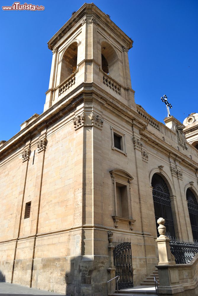 Immagine La cattedrale dell'Assunzione di Maria Vergine a Lerida, Spagna. Iniziata nel 1761, venne ultimata nel 1790 in stile neoclassico e barocco.