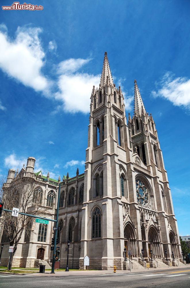 Immagine La cattedrale dell'Immacolata Concezione a Denver, Colorado, fotografata in una giornata di sole. Sorge nel quartiere North Capitol Hill nel cuore della città: venne iniziata nel 1902 e completata nel 1911 per un costo complessivo di 500 mila dollari. Ad abbellirla ci sono ben 75 vetrate provenienti da Monaco di Baviera.