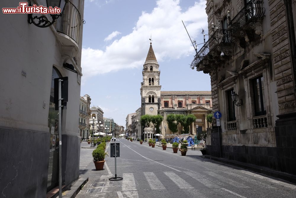 Immagine La cattedrale di Acireale, Sicilia. Dedicata a Maria Santissima Annunziata ma è normalmente attribuita al culto di Santa Venera, la patrona. L'impianto originale risale al XV° secolo ed è stato rimaneggiato nei secoli successivi.