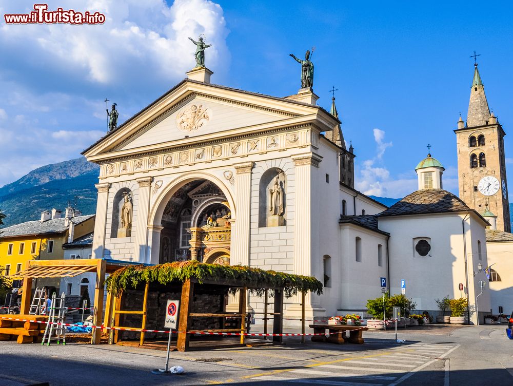 Immagine La cattedrale di Aosta in una bella giornata di sole, Valle d'Aosta. Dedicata a Santa Maria Assunta e San Giovanni Battista, la cattedrale vanta una storia millenaria caratterizzata da vari linguaggi architettonici e preziose testimonianze artistiche.
 