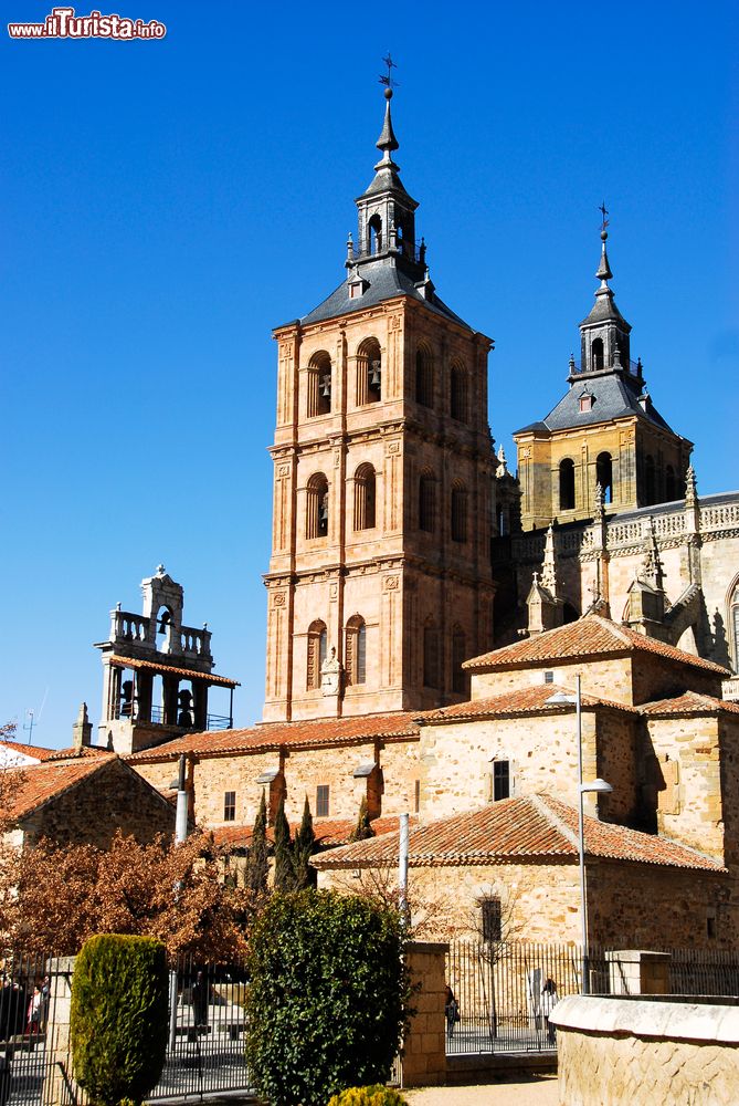Immagine La cattedrale di Astorga, Spagna. Le due torri gemelle, costruite nell'ultimo terzo del XVII° secolo, si presentano con conci di colori diversi, dal rosa al verde, e in cima si concludono con capitelli in ardesia.