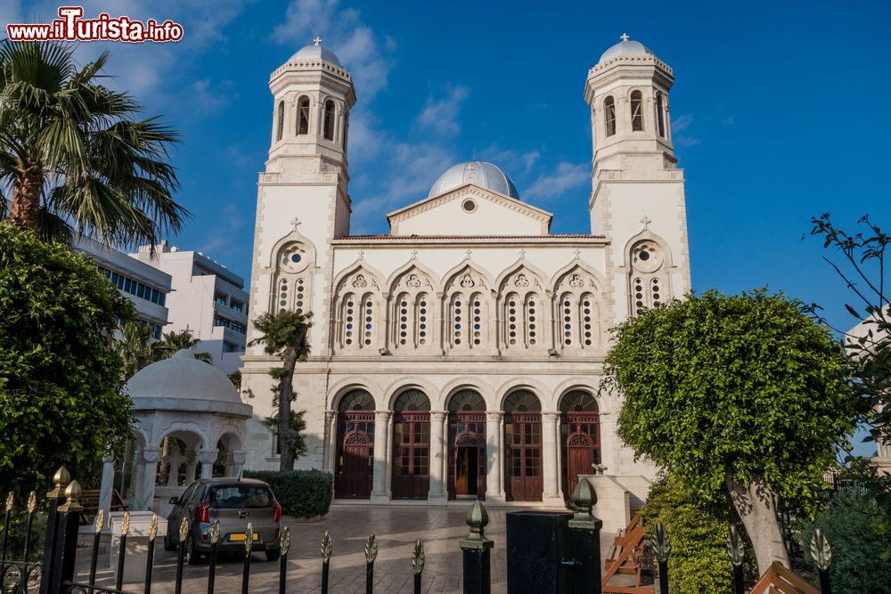 Immagine La cattedrale di Ayia-Napa, la principale chiesa ortodossa di Limassol, Cipro. Situata nel cuore della zona residenziale e commerciale di Limassol, questa chiesa greco-ortodossa è stata edificata nel XIX° secolo e completata nel 1903 da un architetto di Atene, G. Papadakis, con elementi architettonici bizantini. All'interno vi sono affreschi e una bella icona che raffigura Gesù con i 12 Apostoli, ricamata a mano in seta e pizzo d'oro.