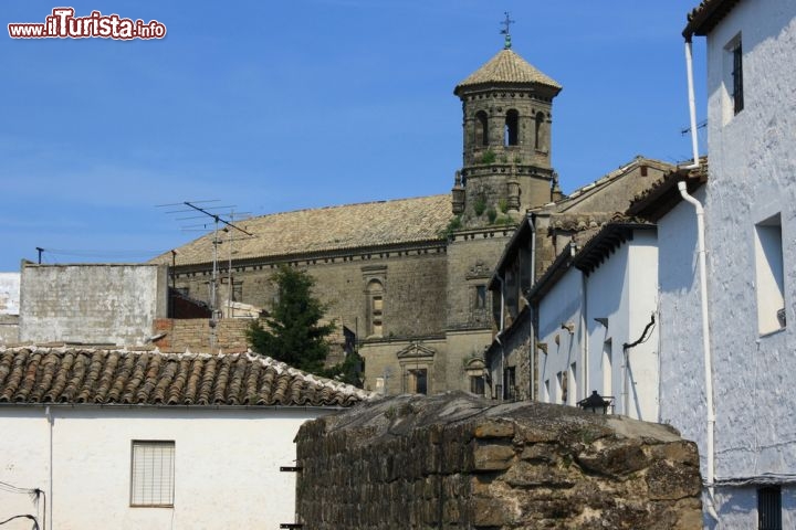 Immagine La cattedrale di Baeza, Andalusia, vista da una via del centro storico, Spagna - © Ammit Jack / Shutterstock.com