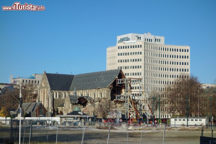 Immagine Gravemente danneggiata dal terremoto del 22 Febbraio 2011, la cattedrale di Christchurch è stata demolita e completamente ricostruita nonostante i pareri discordanti di autorità e popolazione. Purtroppo il campanile era crollato assieme a parte del tetto e gli stessi pilastri di sostegno della chiesa avevano subito ingenti danni rendendo il luogo di culto pericoloso - © alarico / Shutterstock.com