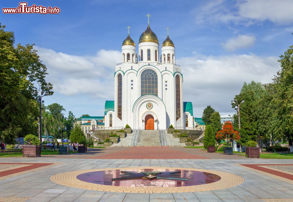 Immagine La cattedrale di Cristo Salvatore in una giornata estiva a Kaliningrad, Russia. Costruita nel 2005, ha la forma di un tempio su cui spicca la cupola alta 70 metri. Può accogliere sino a 3 mila fedeli.