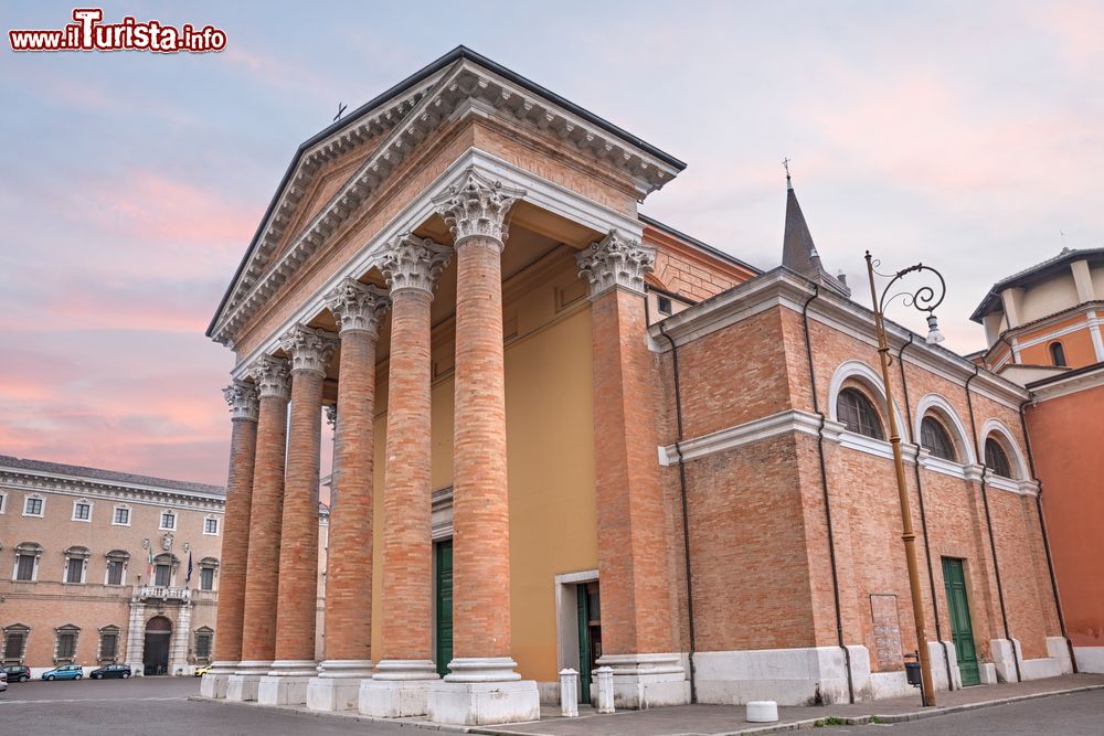 Immagine La Cattedrale di Forlì in Emilia Romagna, la città si trova a ridosso della riviera romagnola