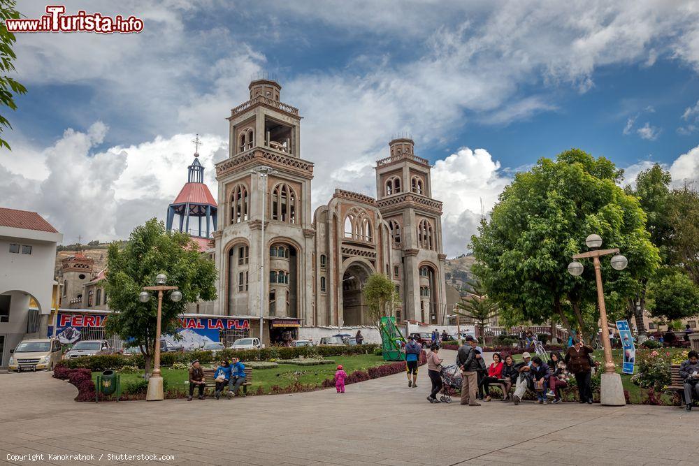 Immagine La cattedrale di Huaraz, Perù. La piazza su cui si affaccia questo luogo di culto è anche punto di ritrovo per gli abitanti - © Kanokratnok / Shutterstock.com