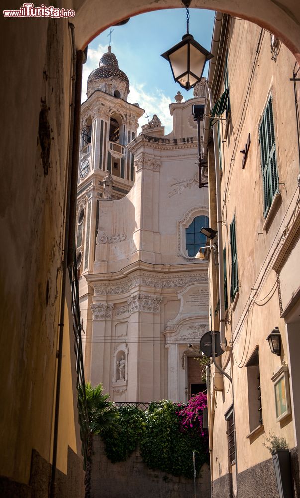 Immagine La cattedrale di Laigueglia vista da un vicolo del centro storico, Liguria.