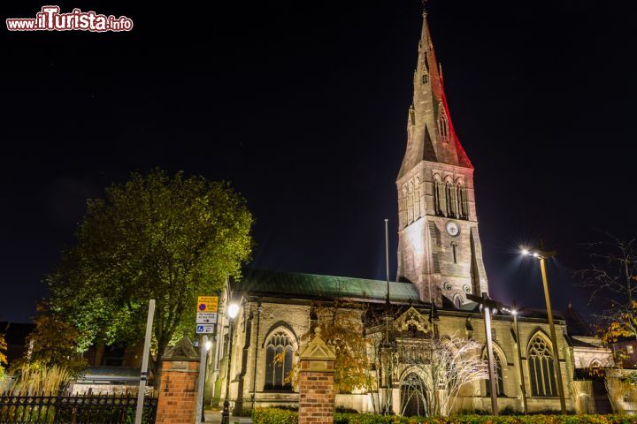 Immagine La cattedrale di Leicester fotografata di notte. E' famosa per ospitare la tomba di Re Riccardo III d'Inghilterra - © Jacek Wojnarowski / Shutterstock.com