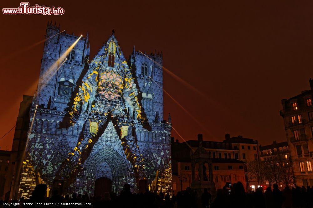 Immagine Luci sulla cathédrale Saint-Jean, la cattedrale della città di Lione, durante la Fête des Lumières - foto © Pierre Jean Durieu / Shutterstock.com