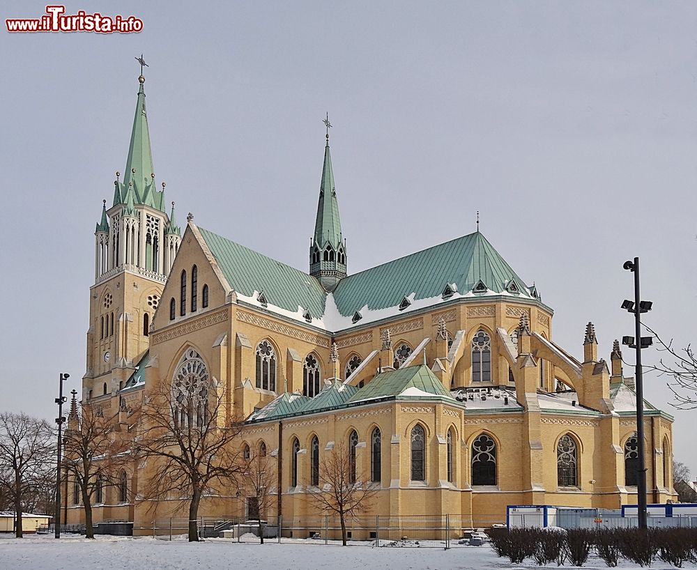 Immagine La cattedrale di Lodz fotografata d'inverno con la neve, Polonia.
