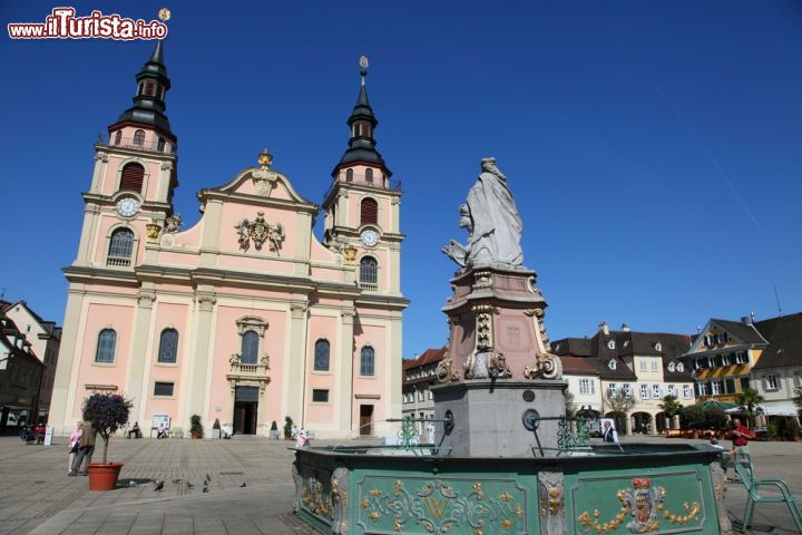 Immagine La cattedrale di Ludwigsburg e la piazza del mercato, Germania. Il centro storico è il simbolo della città che sorge nei pressi del fiume Neckar - © mary416 / Shutterstock.com