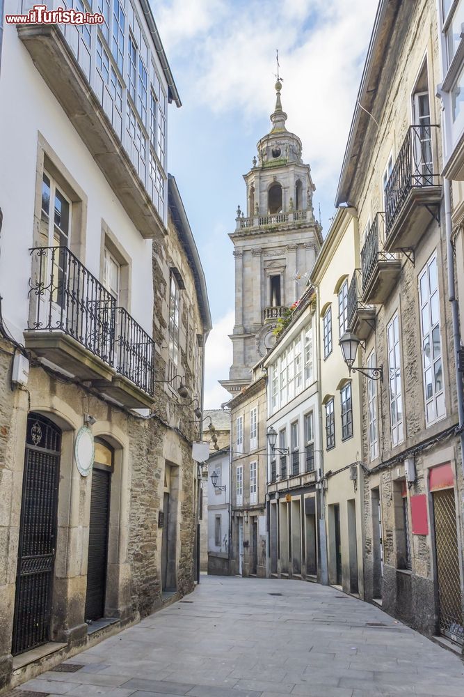 Immagine La cattedrale di Lugo, Spagna, con la sua torre campanaria vista da una stradina della città.