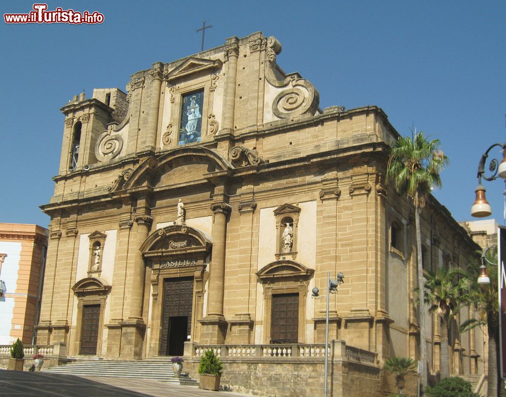 Immagine La cattedrale di Maria SS. del Soccorso a Sciacca, Sicilia. Il duomo sorge in piazza Don Minzoni e risale al XII° secolo. Fu fondato nel 1108 da Giuditta la Normanna, figlia del conte Ruggero, al centro dell'antico quartiere Ruccera. 